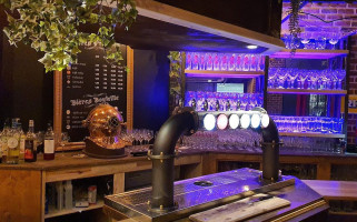 Le Corsaire Pub inside