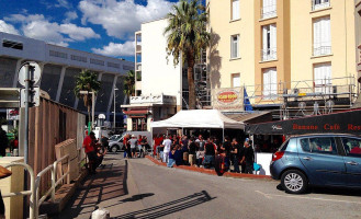 Le Corsaire Pub outside