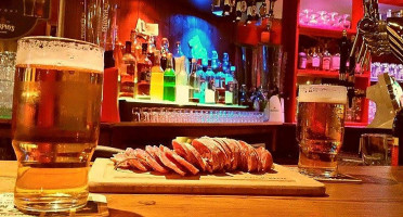 Le Corsaire Pub inside