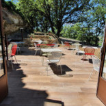 La Reine Des Prés Exterior