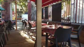 CAFE DE LA GRILLE inside