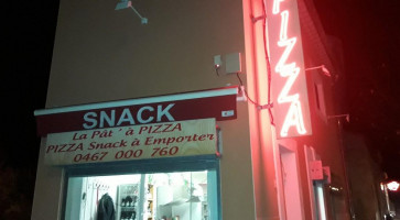 La Pat'a Pizza outside