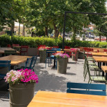 Gigi Burgers Exterior