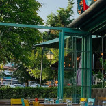 Gigi Burgers Exterior