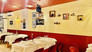 Bombay Journal Dentro