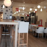 A La Bonne Heure Dentro