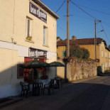 Les Orchidées outside