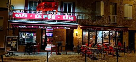 Le Pub Brasserie Pizzeria outside