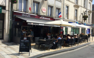 L'Entracte Brasserie outside