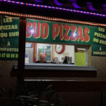 Sud Pizzas outside