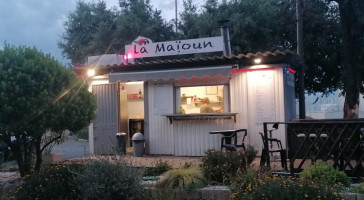 Pizzeria La Maïoun outside
