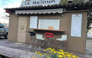 Pizzeria La Maïoun outside