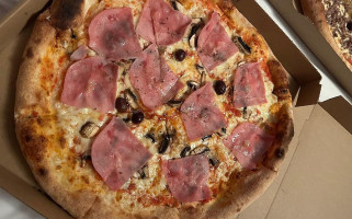Pizzeria La Maïoun food