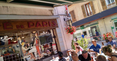 Café De Paris outside