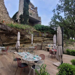 La Reine Des Prés Exterior