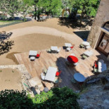 La Reine Des Prés Exterior