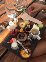 Le Balcon Du Lac food