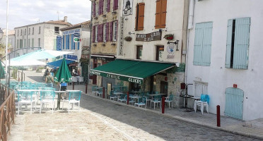 Le Thalassa outside