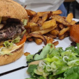 Aux Berges Du Lac food