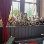 Les Contrebandiers Dentro