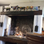 Les Contrebandiers Dentro