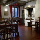 Les Contrebandiers Dentro