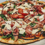 Pizza Les Deux Frères food