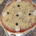 Pizza Les Deux Frères food