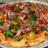 Pizza Les Deux Frères food