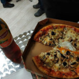 Pizza Les Deux Frères food