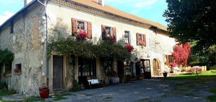 L'auberge Du Moulin outside