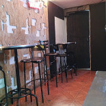 Pizza-rotisserie Avec Les Doigts À l'intérieur