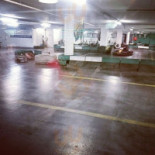 Pizza-rotisserie Avec Les Doigts À l'intérieur