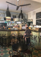 Café Sladkovský À l'intérieur