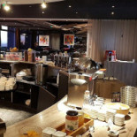 Le Comptoir De La Butte Dentro