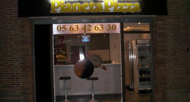 Pianeta Pizza outside
