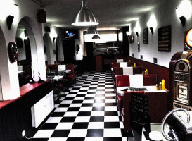 Bil's Diner Dentro