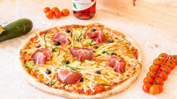 Monster Pizza food