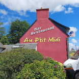 Au P'tit Midi outside