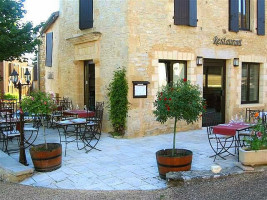 Le St-Martial outside