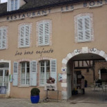 Les Bons Enfants outside