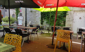 Au Pont outside