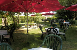 Les Inséparables Exterior