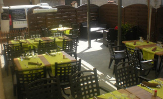 Cafe De La Place inside