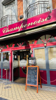 La Champenoise outside