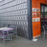 Le 5 On Air Exterior