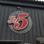 Le 5 On Air Exterior