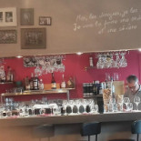 La Cave des Tontons Dentro