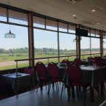 De L'hippodrome outside