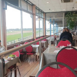 De L'hippodrome outside